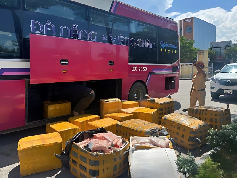 A ton of smelly chicken feet was discovered smuggled into Da Nang.